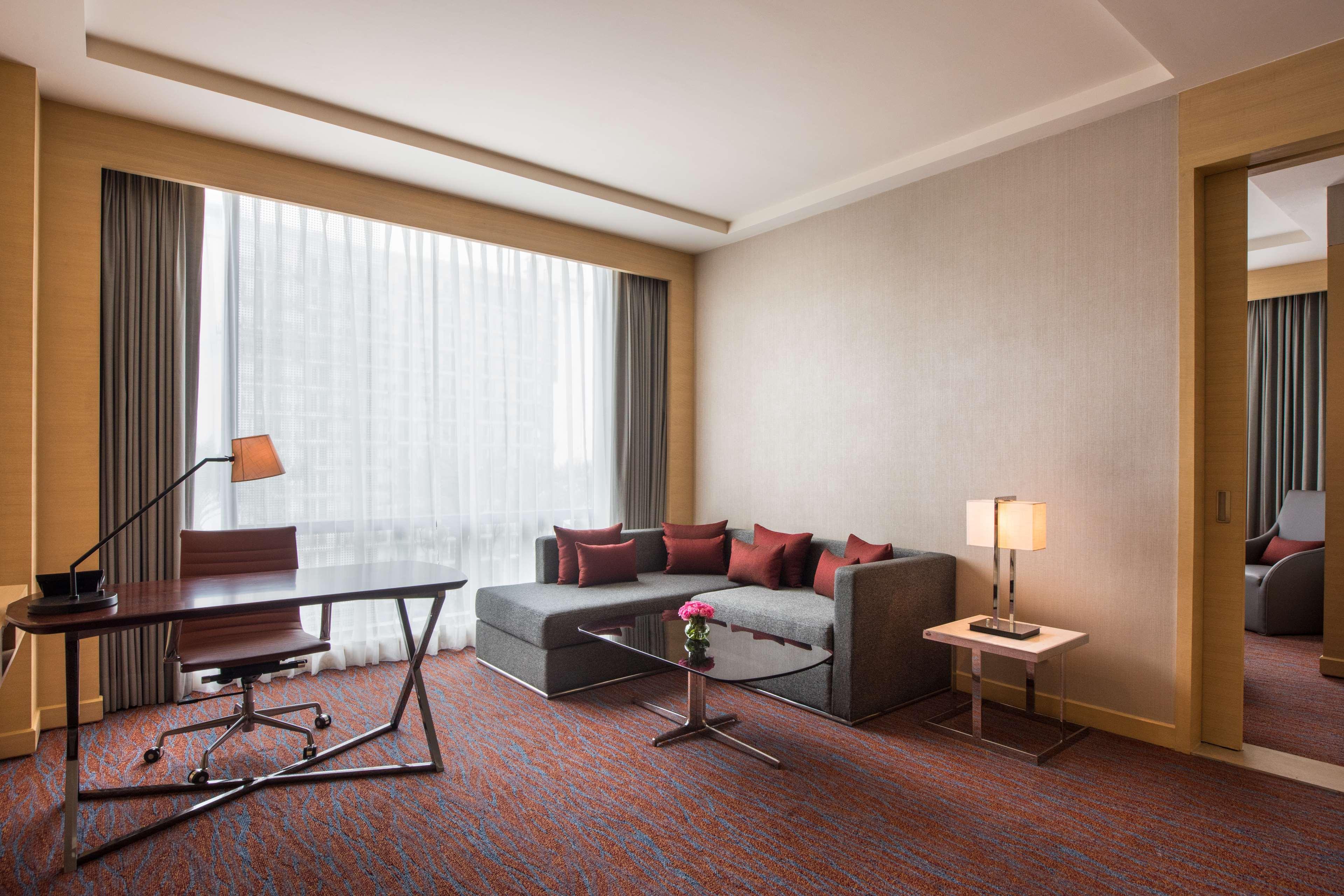 Hotel Hyatt Regency Lucknow Gomti Nagar Extérieur photo A living room in a suite at the hotel