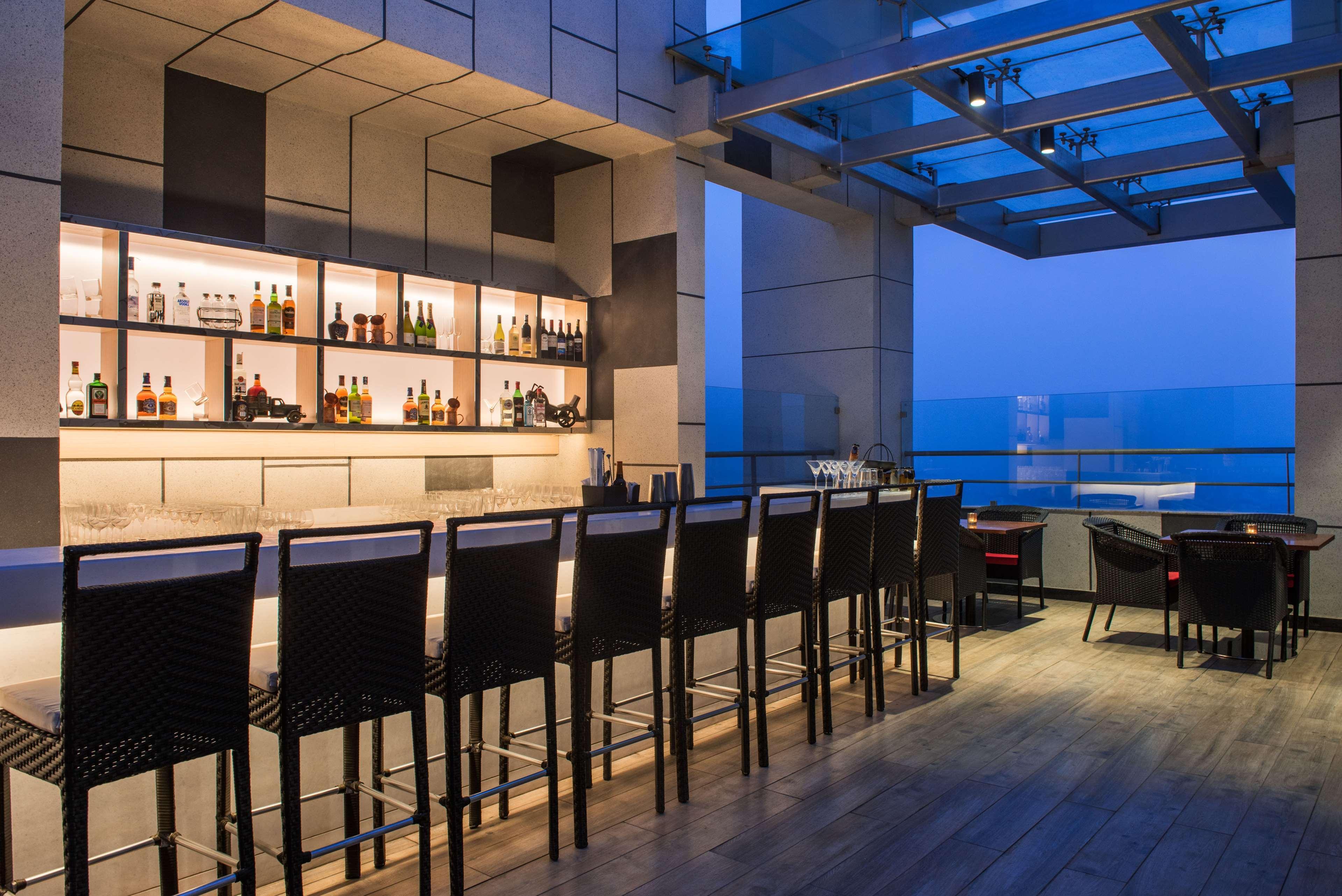 Hotel Hyatt Regency Lucknow Gomti Nagar Extérieur photo Skyline Bar