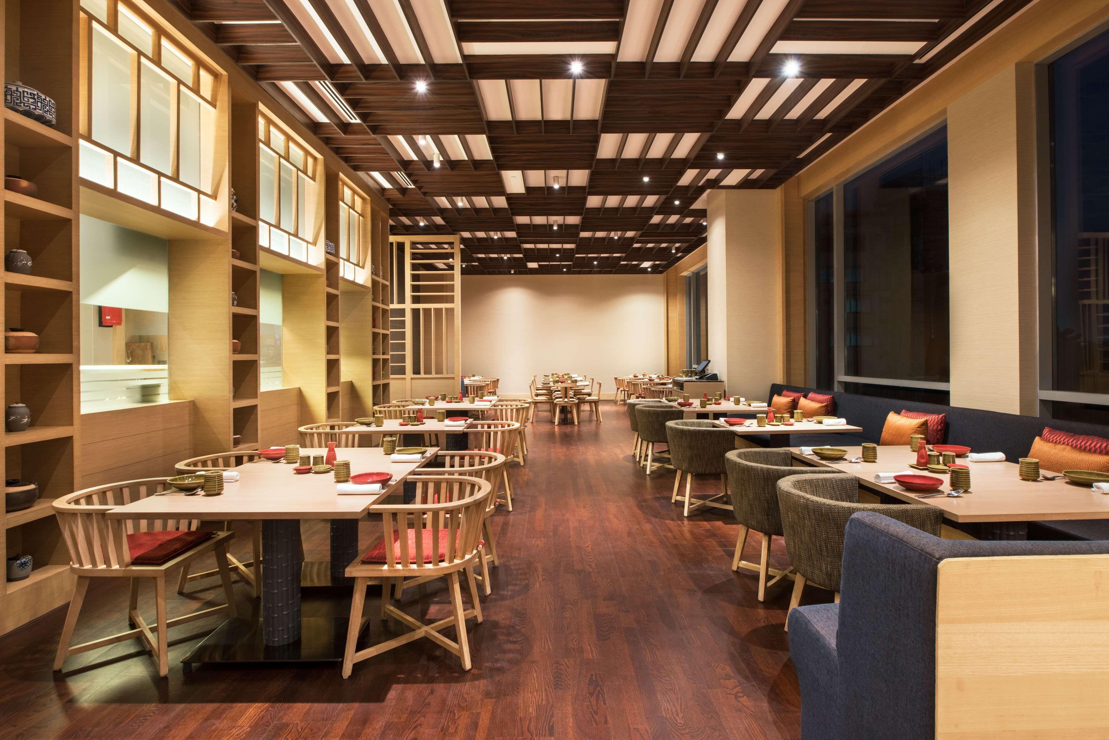 Hotel Hyatt Regency Lucknow Gomti Nagar Extérieur photo The interior of a restaurant