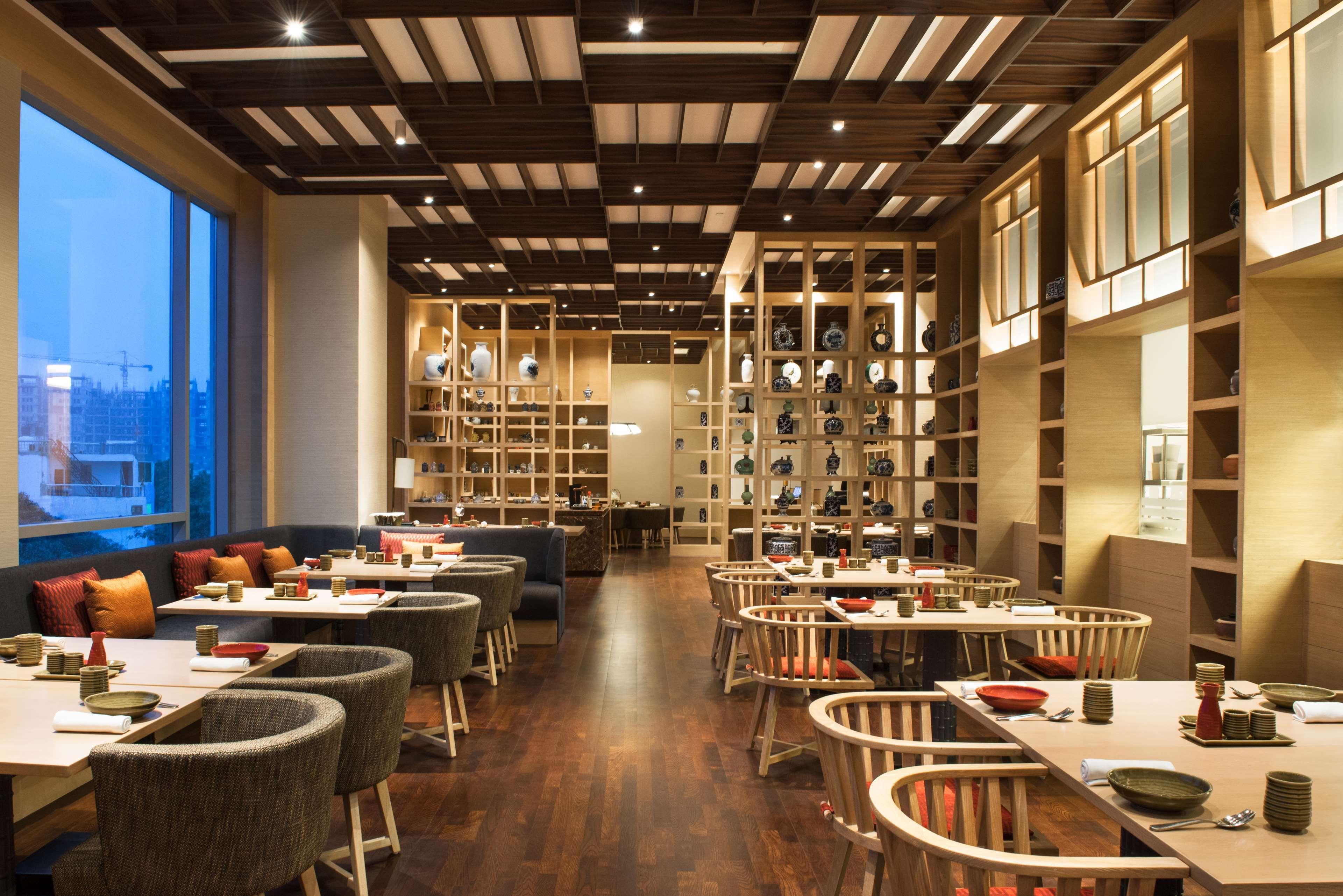 Hotel Hyatt Regency Lucknow Gomti Nagar Extérieur photo The interior of the restaurant
