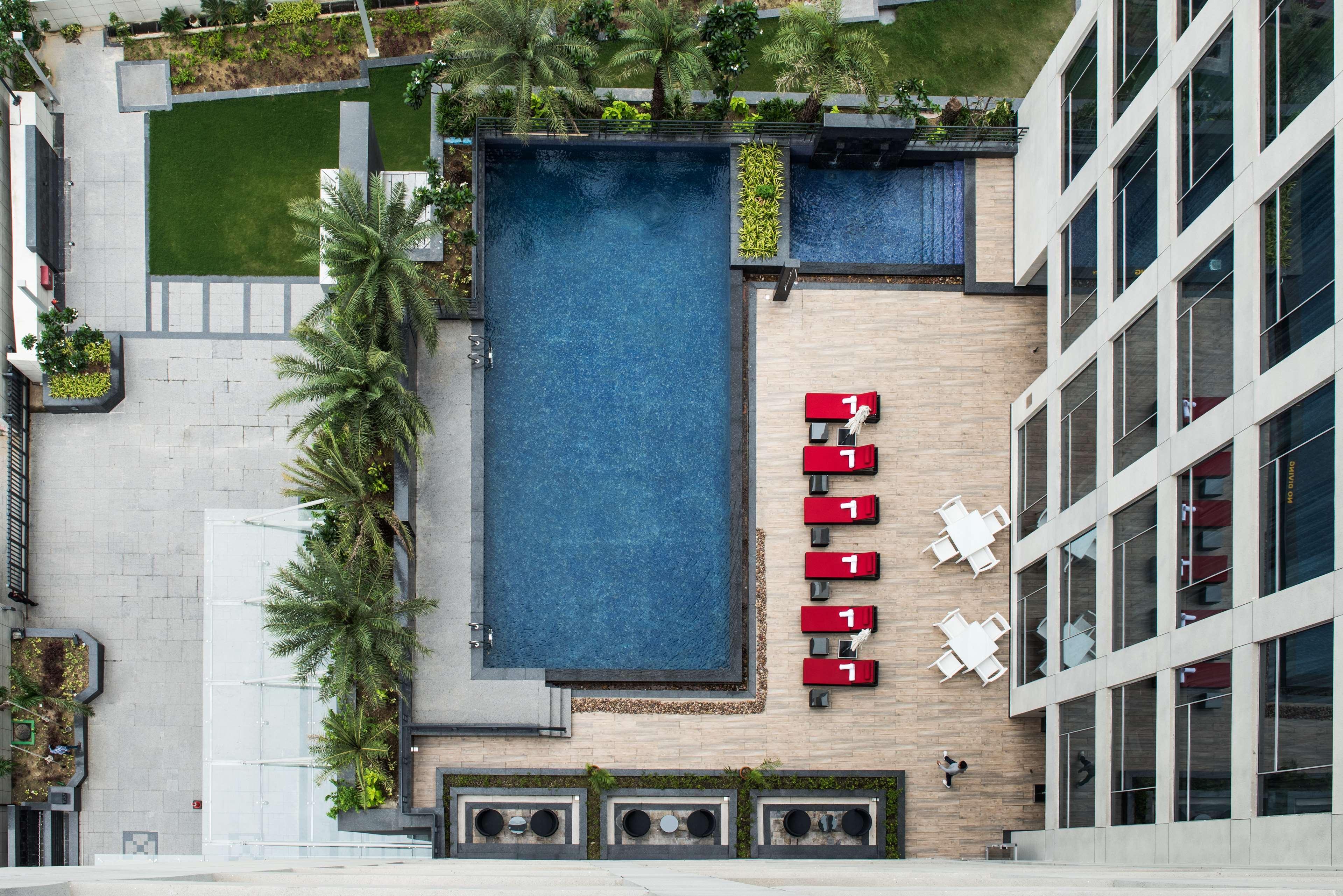 Hotel Hyatt Regency Lucknow Gomti Nagar Extérieur photo The swimming pool at the hotel