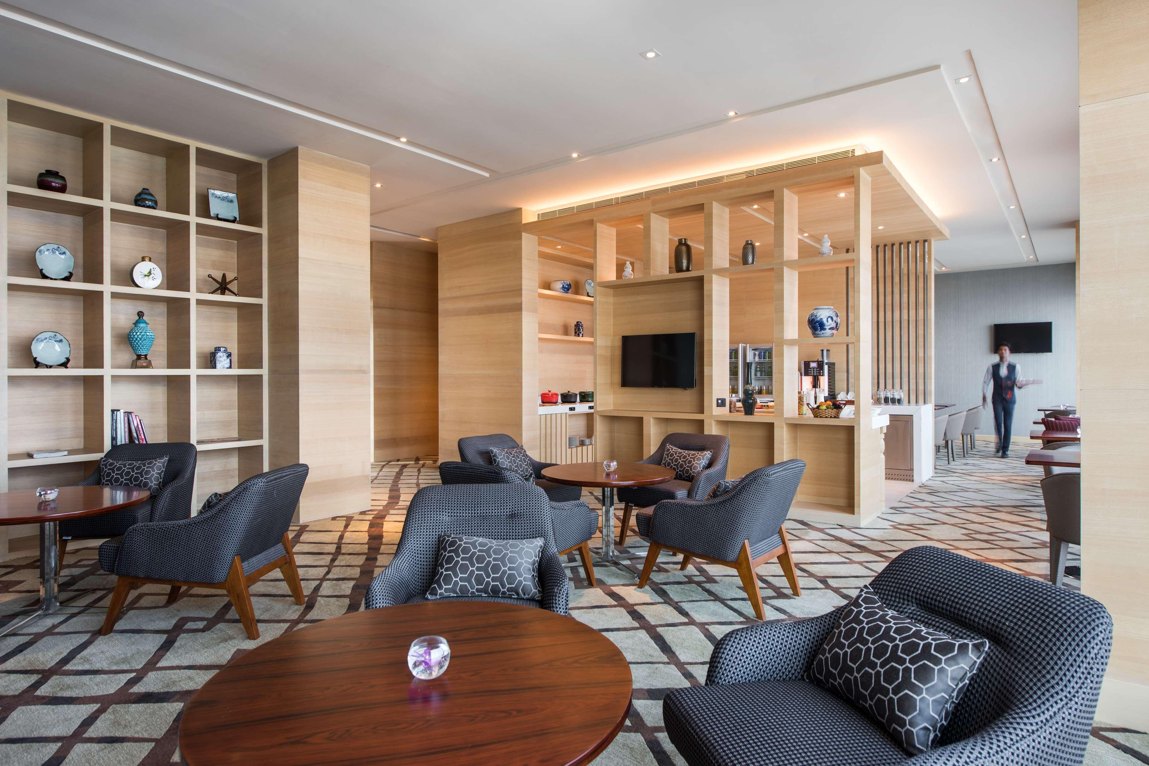 Hotel Hyatt Regency Lucknow Gomti Nagar Extérieur photo Club Lounge at the hotel