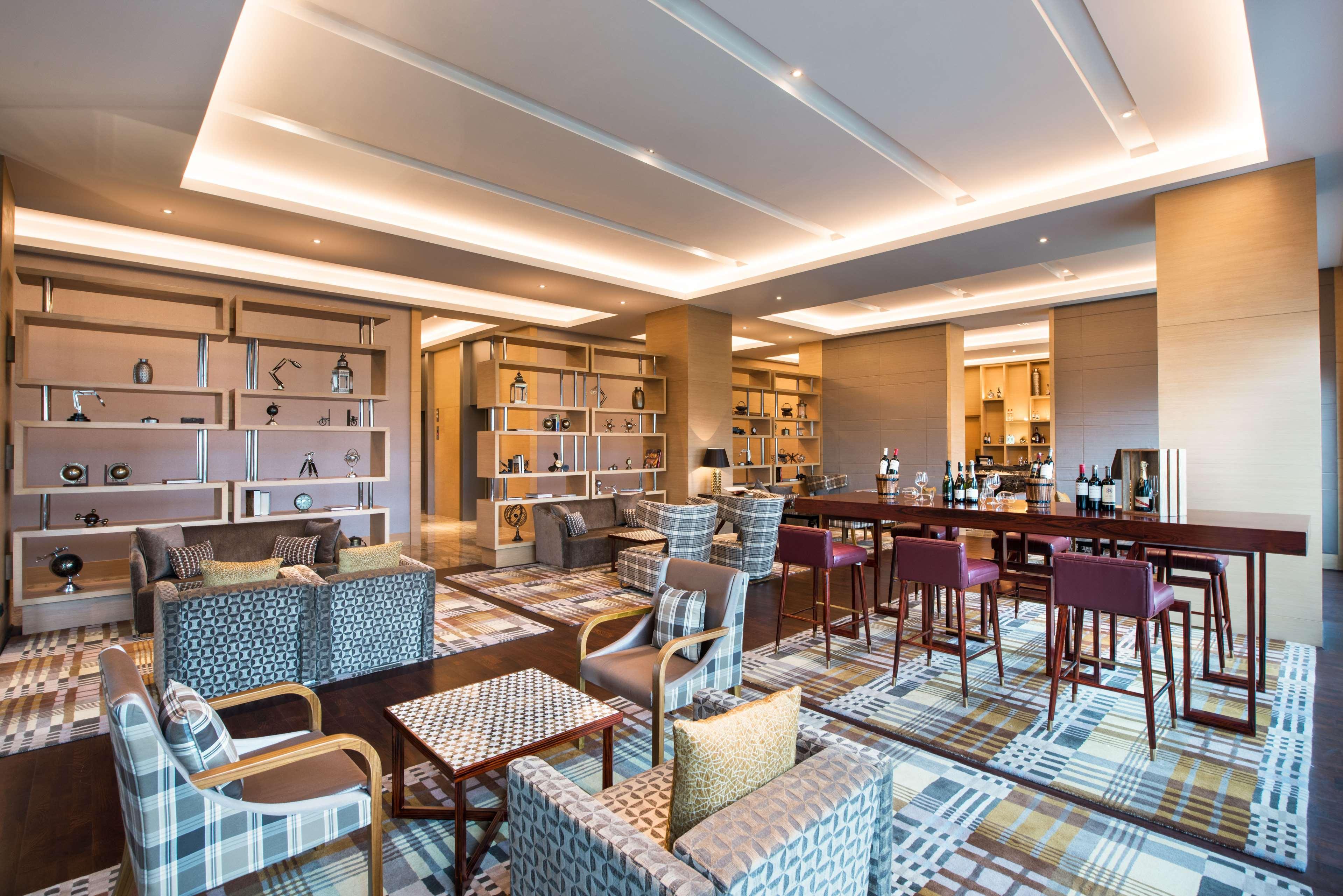 Hotel Hyatt Regency Lucknow Gomti Nagar Extérieur photo The Club lounge at Kuala Lumpur International Airport