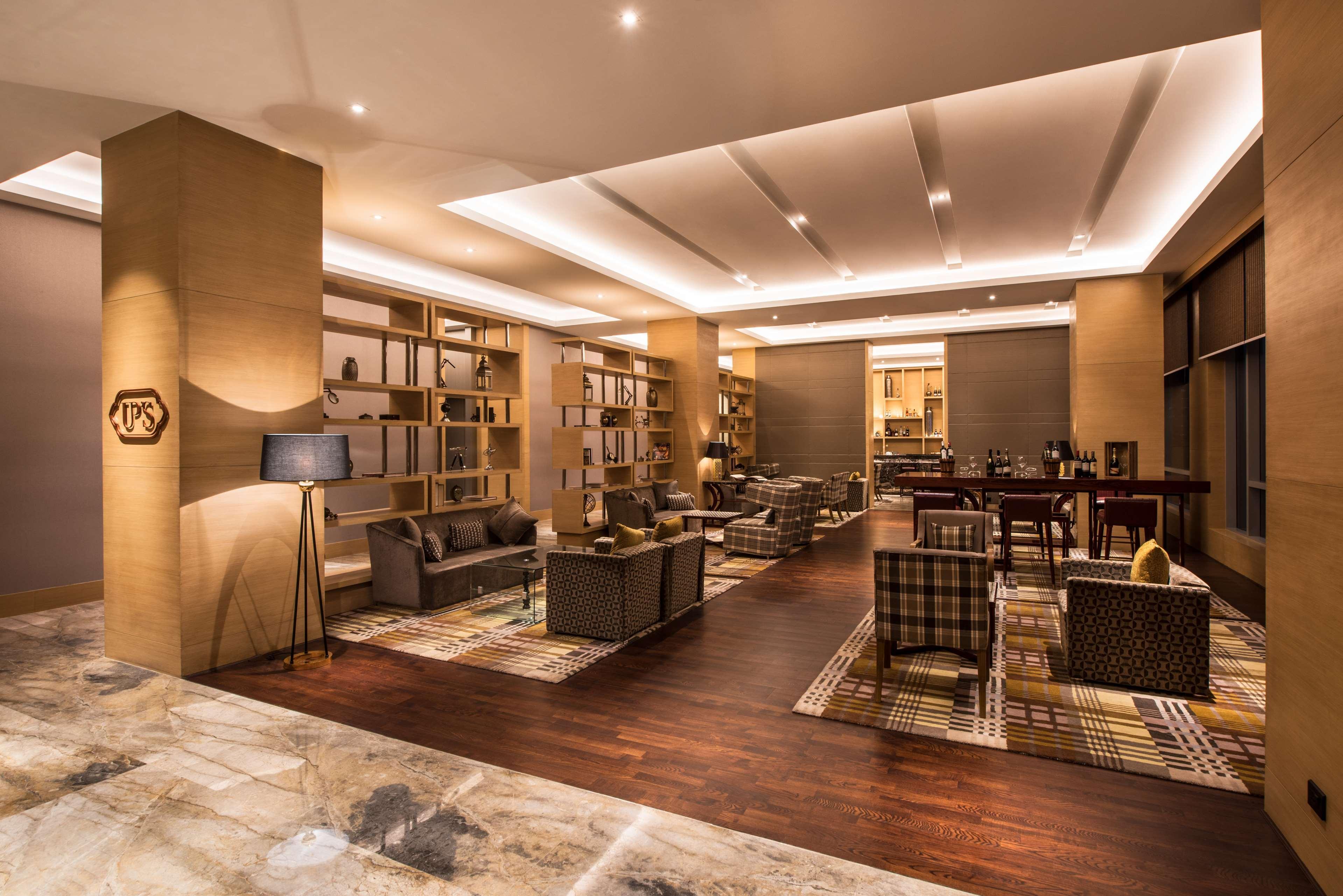 Hotel Hyatt Regency Lucknow Gomti Nagar Extérieur photo The lounge at the airport