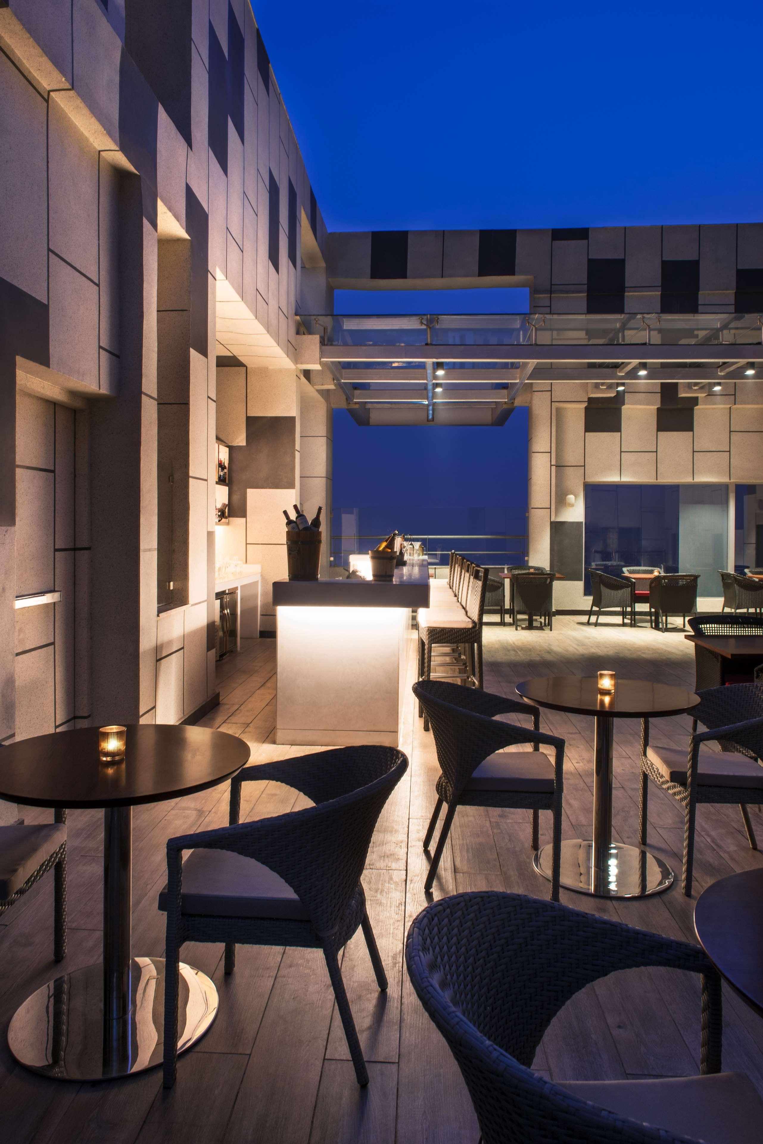 Hotel Hyatt Regency Lucknow Gomti Nagar Extérieur photo The Sky Bar