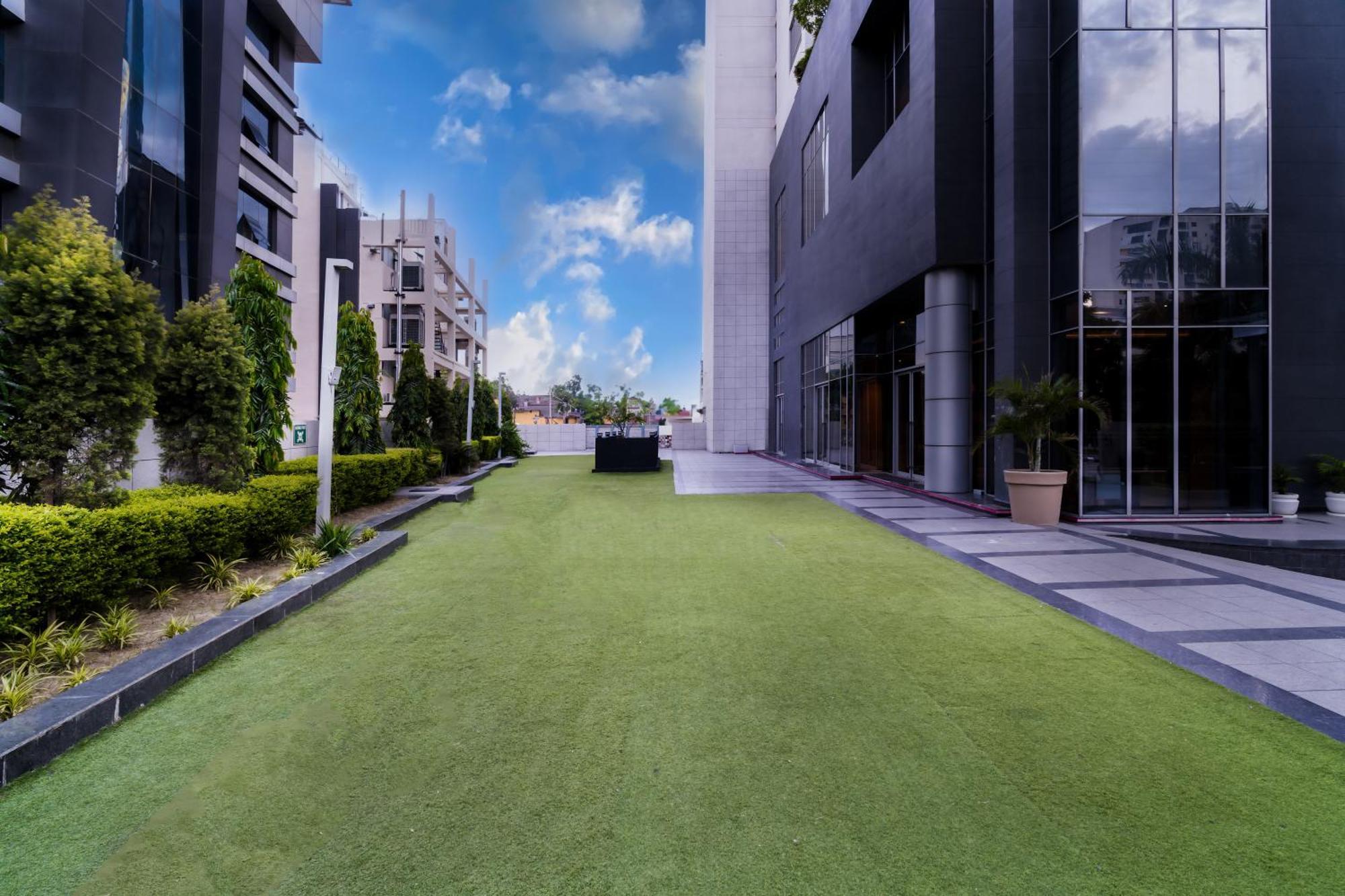 Hotel Hyatt Regency Lucknow Gomti Nagar Extérieur photo The artificial grass at the rooftop of the building